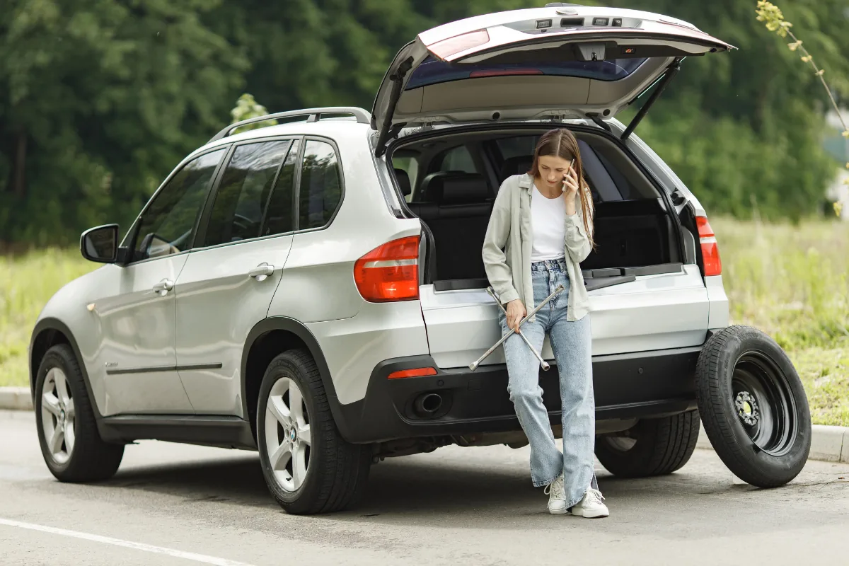 Mobile tyre fitting help for a car with a flat tyre
